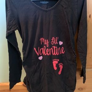 Maternity Valentines bump shirt (S)- like new